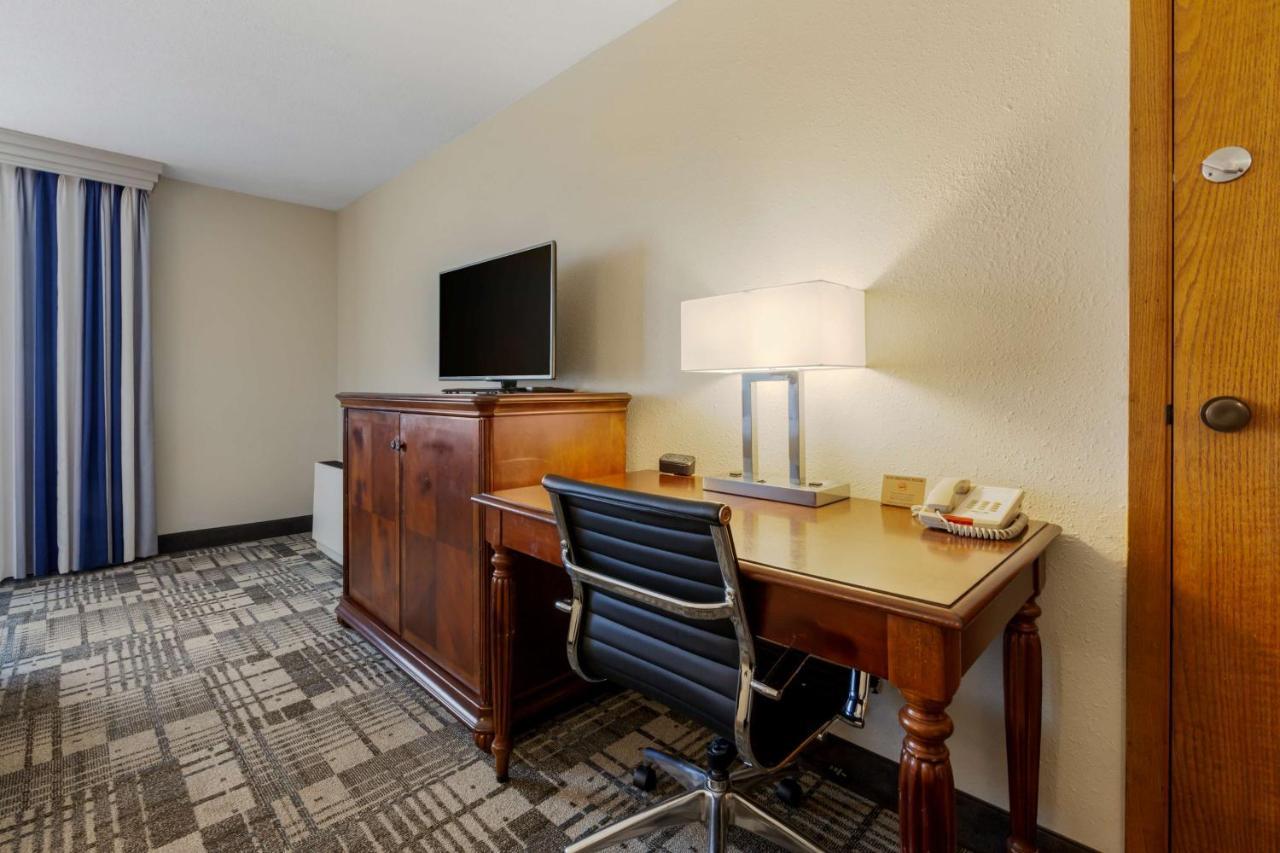 Best Western Plus Dubuque Hotel And Conference Center Exterior foto